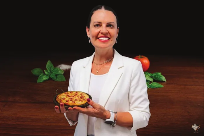 Nutricionista Natália com uma pizza nas mãos